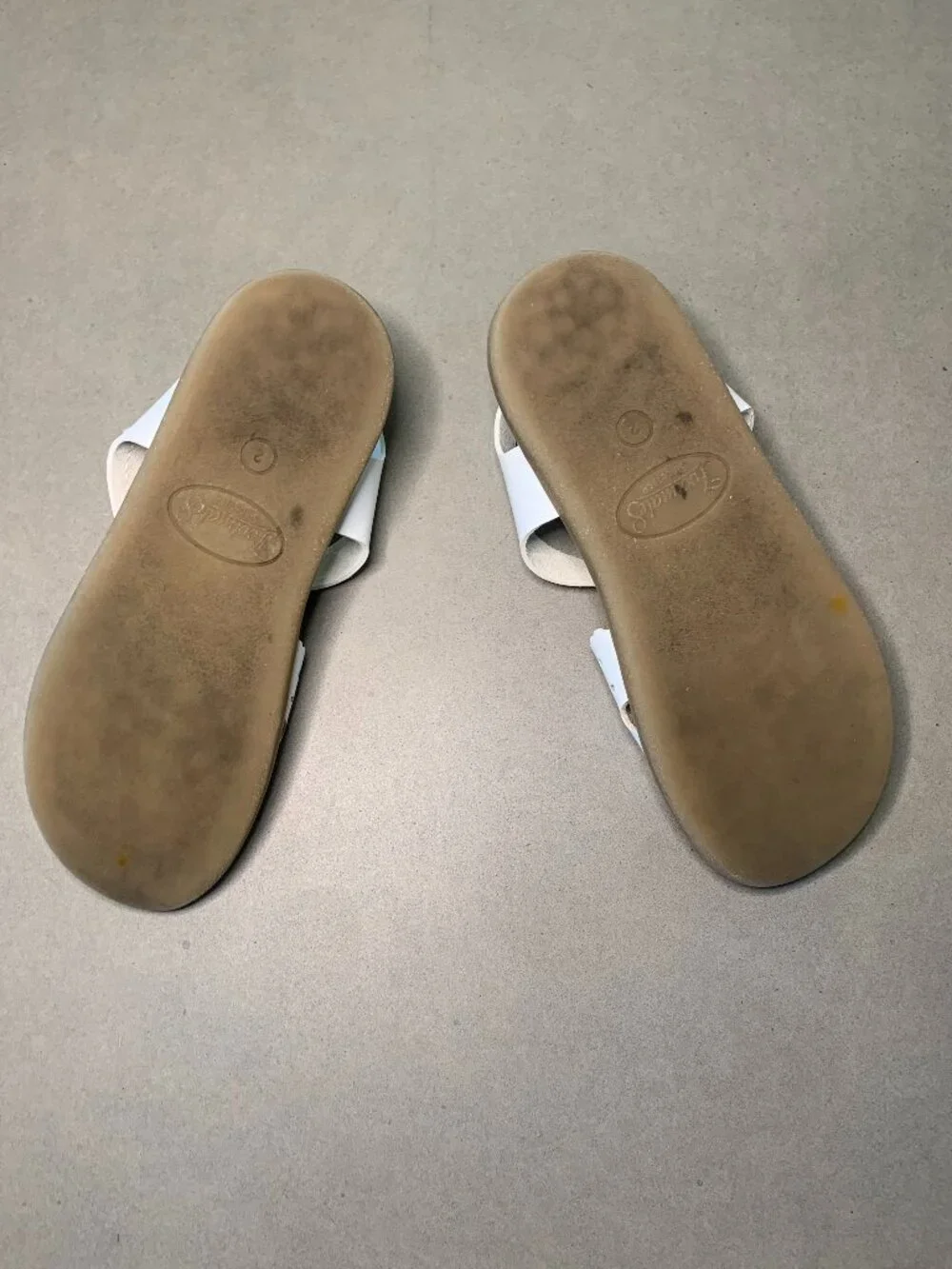FootMates Girls White Leather Sandals Size 2 Velcro Scalloped